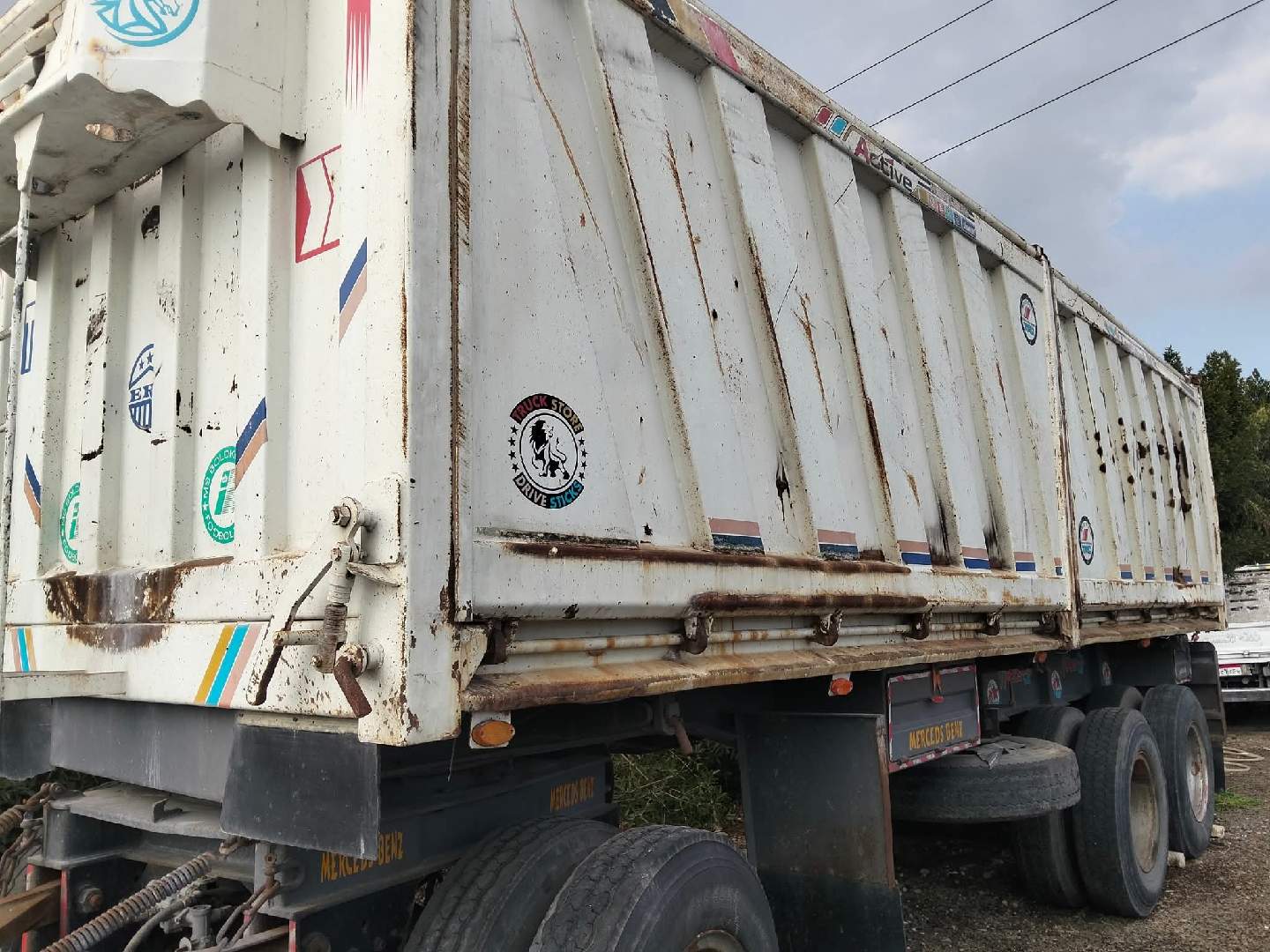 مقطورة قلاب