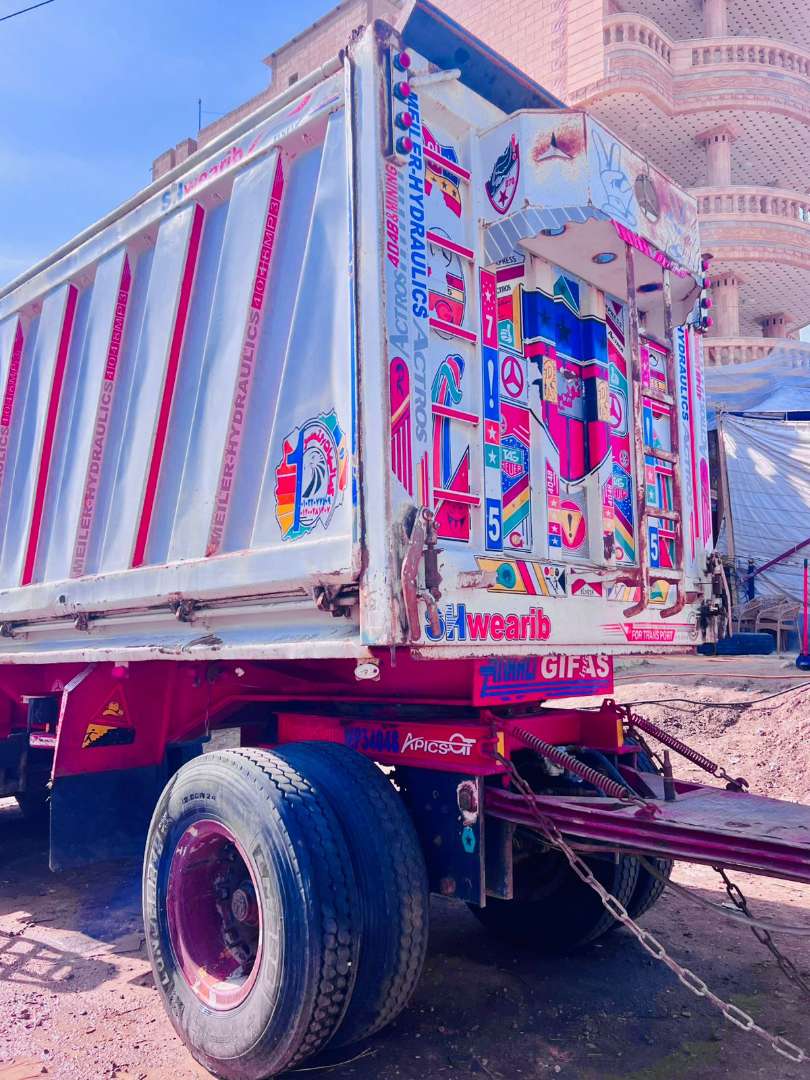 مقطورة قلاب